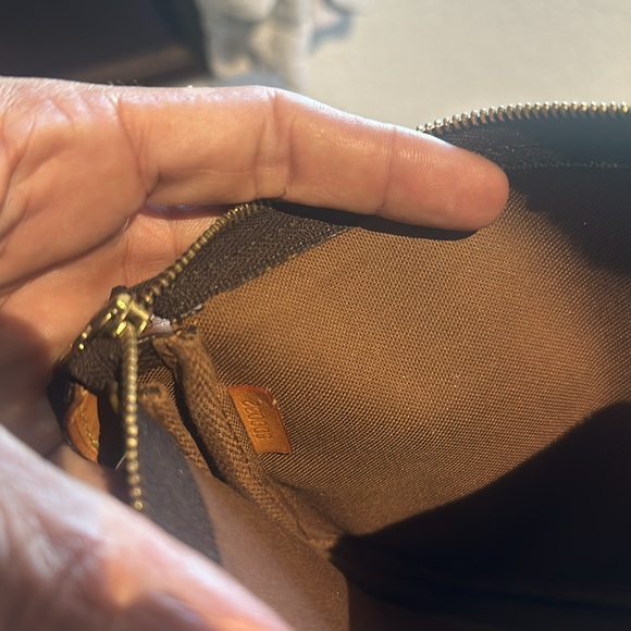 Authentic LV pouchette - Picture 3 of 4